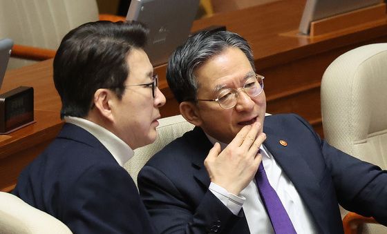 본회의장에서 대화하는 정성호·신동욱