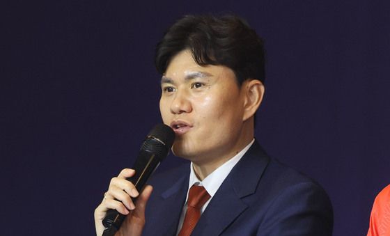 시즌 각오 밝히는 정경호 강원 감독