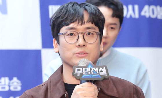 취재진 질문에 답하는 '무명전설' 김우진 PD