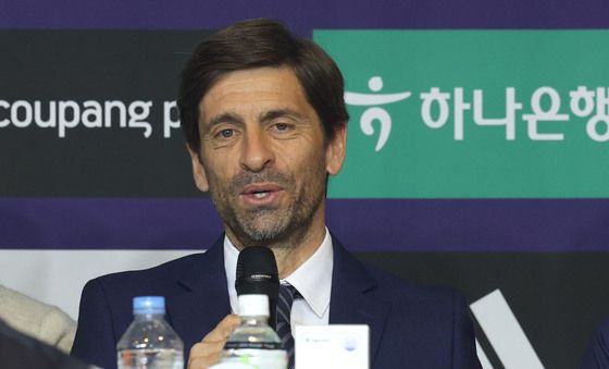 시즌 각오 밝히는 세르지우 코스타 제주 감독