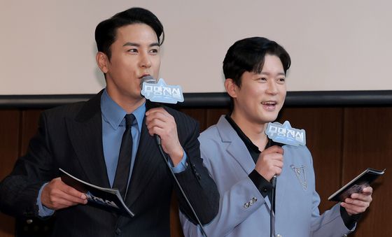'무명전설' 제발회 진행하는 장민호와 김대호