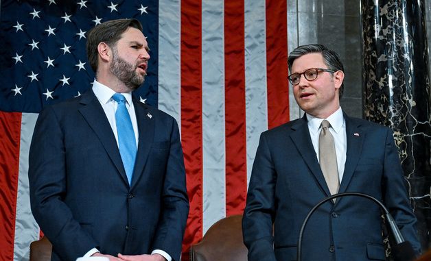 [포토] 대화하는 밴스 부통령과 존슨 하원의장