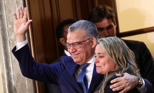 [포토] 인사하는 베네수 야당 지도자