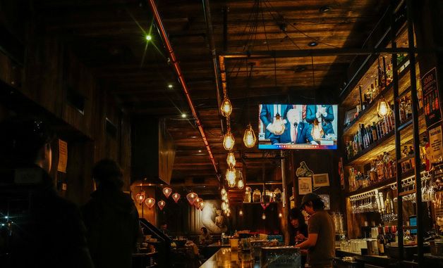 [포토] 트럼프 연설 보여주는 뉴욕 술집