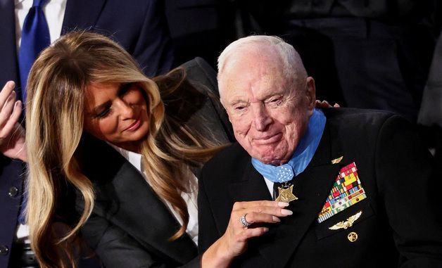 [포토] 참전용사에게 훈장 수여하는 멜라니아 여사