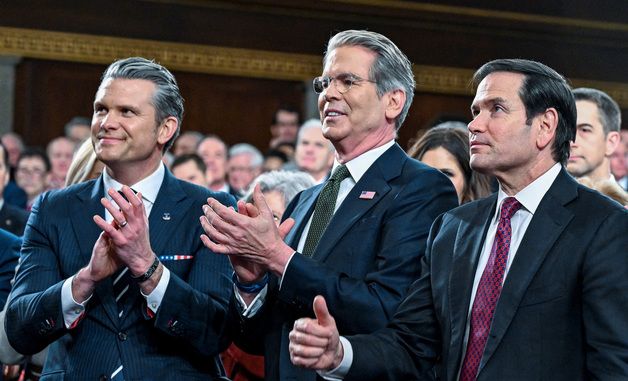 [포토] 박수치는 트럼프 행정부 장관들