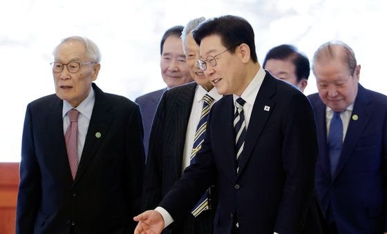 민주당 상임고문단과 함께 입장하는 이재명 대통령