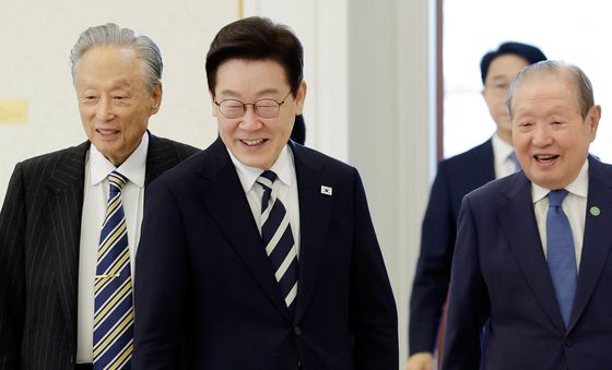 더불어민주당 상임고문단과 함께 입장하는 이재명 대통령