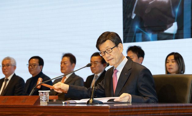 의사봉 두드리는 윤진식 무협 회장