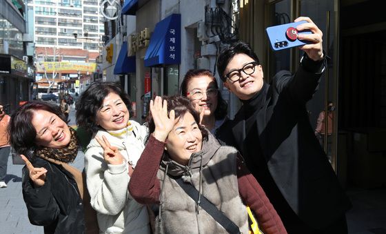 대구시민과 기념촬영하는 한동훈 전 대표