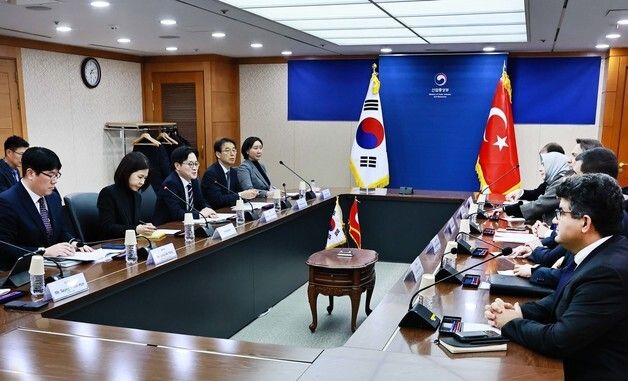 튀르키예 에너지천연자원부 장관 면담하는 김정관 장관