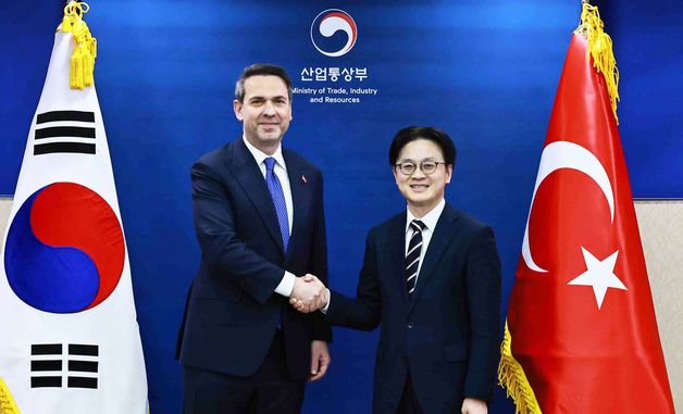 김정관 장관, 튀르키예 에너지천연자원부 장관과 기념촬영