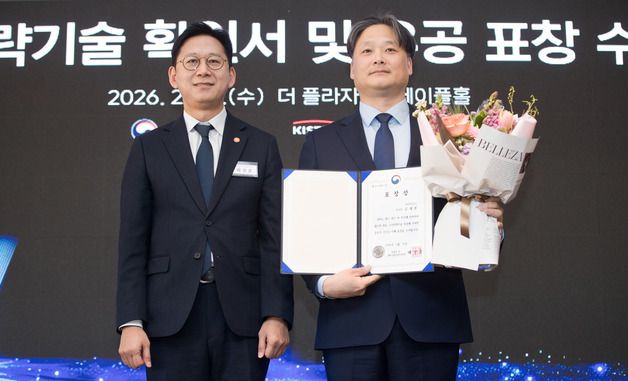 김재범 SK하이닉스 부사장과 기념촬영하는 배경훈 부총리