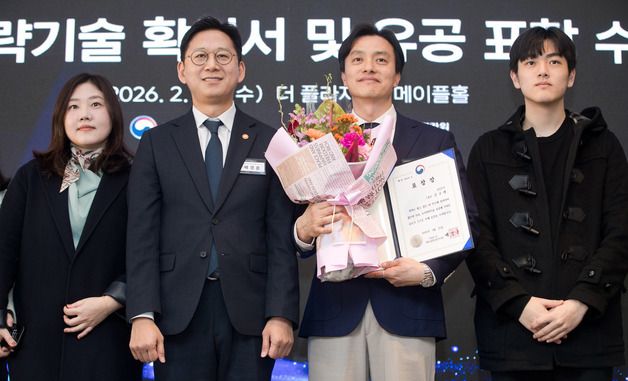 배경훈 부총리, 김규태 삼성전자 그룹장과 기념촬영