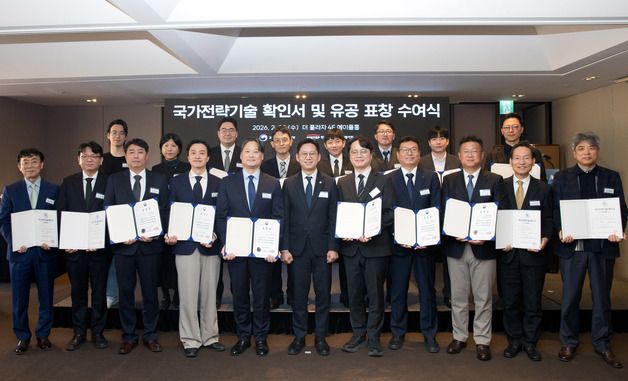 수상자들과 기념촬영하는 배경훈 부총리