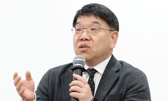 취재진 질문에 답하는 김선웅 변호사