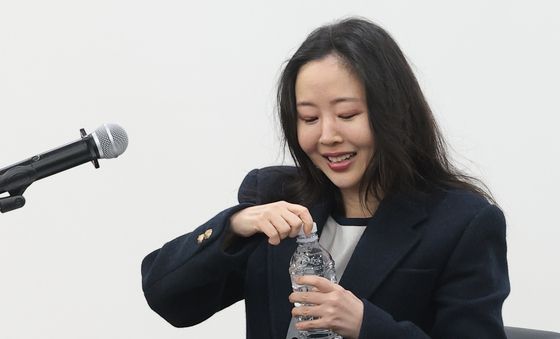 목 축이는 민희진 대표