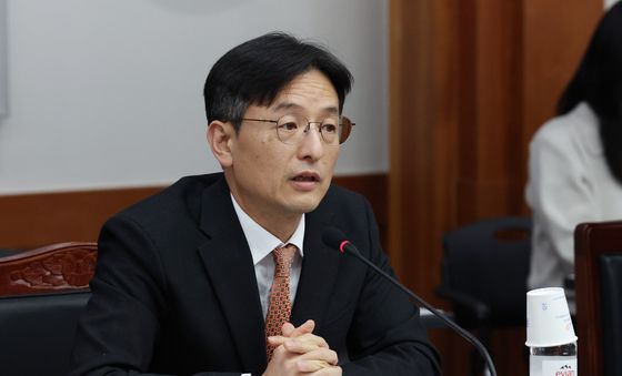 딥페이크 등 대응 유관기관 대책회의에서 인사말하는 조봉기 조사국장