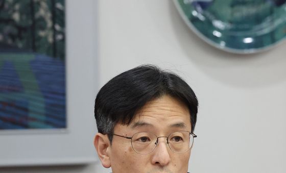 딥페이크 등 대응 유관기관 대책회의에서 인사말하는 조봉기 조사국장