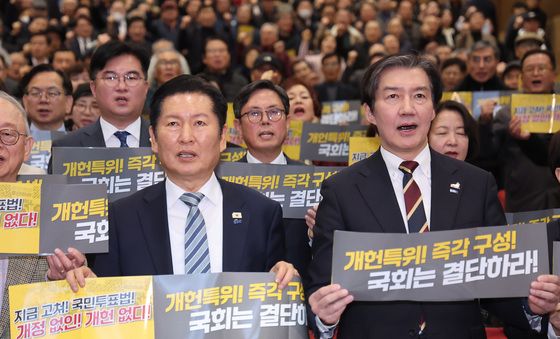 구호 외치는 정청래·조국