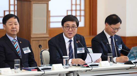 안건보고하는 최휘영 문체부 장관