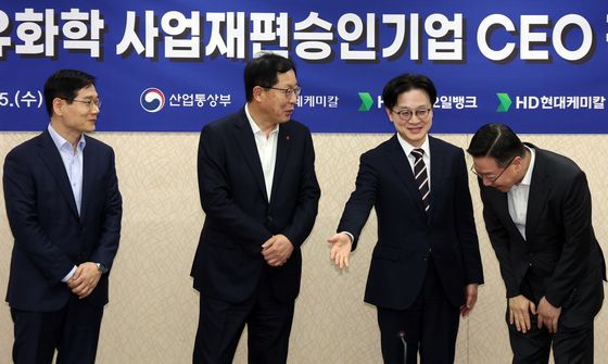 김정관 장관, 석유화학 재편기업 CEO와 대화