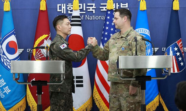 손 맞잡는 장도영 합참 공보실장과 라이언 도날드 주한미군사 공보실장