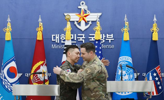 포옹하는 합참 공보실장과 주한미군사 공보실장