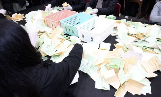 분류 기다리는 투표용지