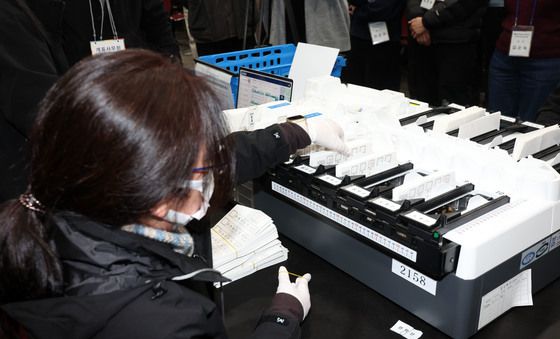 쉼없이 돌아가는 투표지 분류기