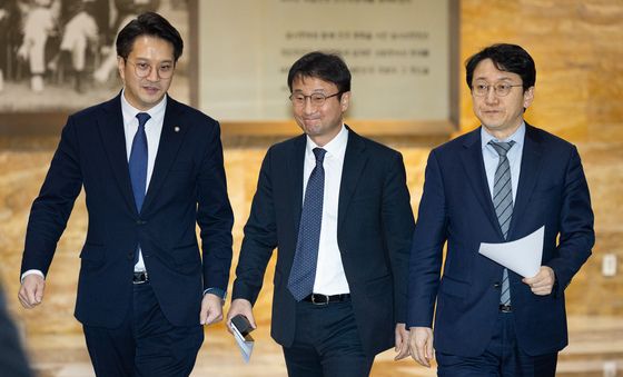 의총장 향하는 민주당 원내지도부