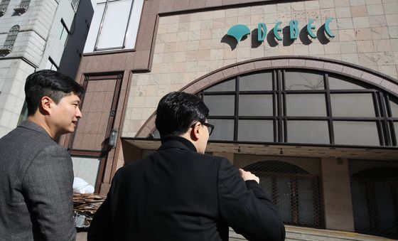 문 닫은 대구백화점 바라보는 한동훈