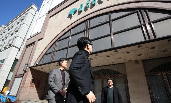문 닫은 대구백화점 바라보는 한동훈