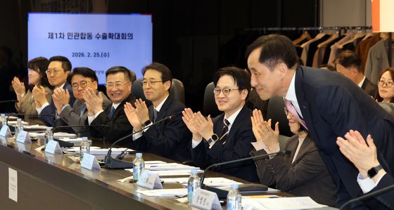 무역보험공사와 하나은행 간 전략적 업무협약 소개하는 김정관 장관