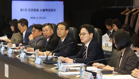 제1차 민관합동 수출확대회의서 발언하는 김정관 장관