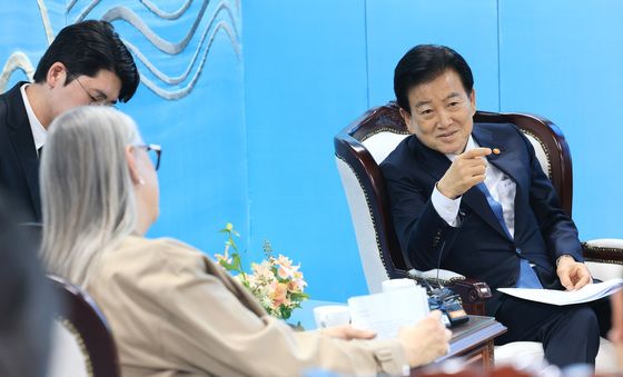 미셸 윈트럽 주한아일랜드대사 접견하는 정동영 장관