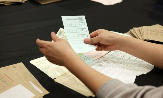 쉴 새 없는 투표 용지 분류작업