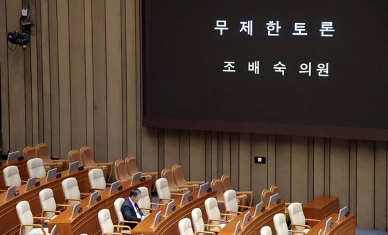 법왜곡죄 필리버스터, 자리 지키는 정성호 법무부 장관