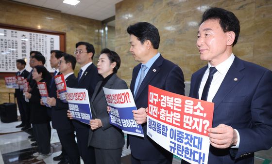 로텐더홀에 모인 민주당 충남대전 지역 의원들