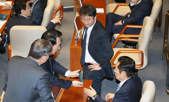 정청래 대표에게 보여준 핸드폰 화면은?