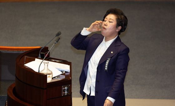 물 마시는 조배숙 국민의힘 의원