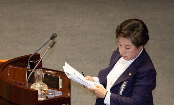 무제한 토론 준비하는 조배숙 의원