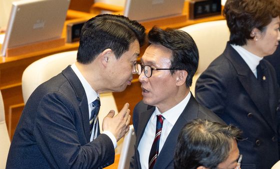 김영호 교육위원장과 귀엣말 나누는 김민석 총리