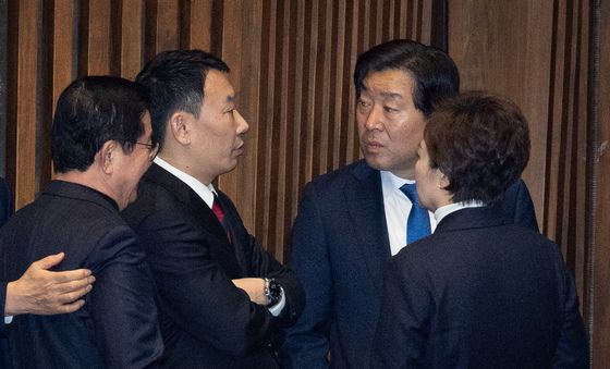 김용민 법사위 간사와 대화 나누는 황명선·이언주 최고위원