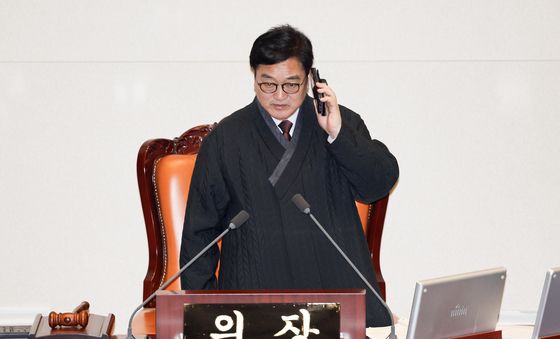 개량한복 입고 통화하는 우원식 국회의장