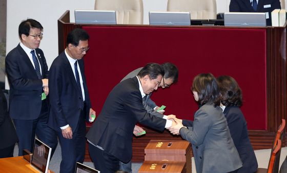 투표하는 김병기 의원