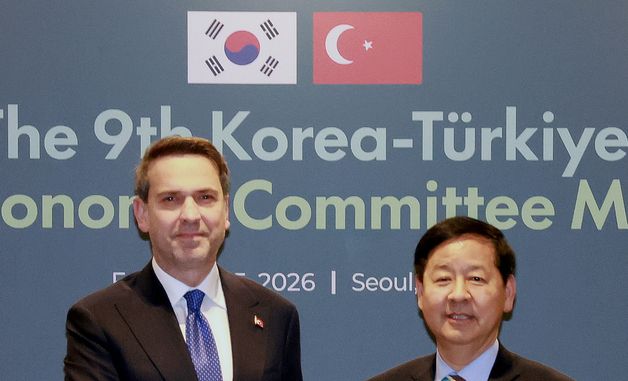 기념촬영하는 구윤철 부총리와 알파르슬란 바이락타르 장관