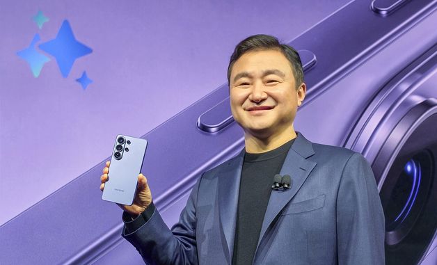 갤럭시 S26 손에 든 노태문 사장