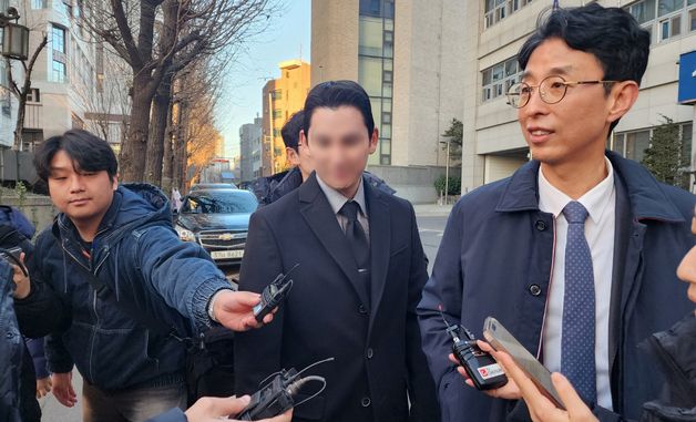 경찰조사 마치고 귀가하는 김병기 의원 차남