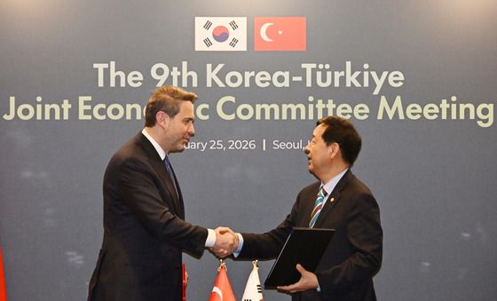 튀르키예 에너지장관과 악수하는 구윤철 부총리